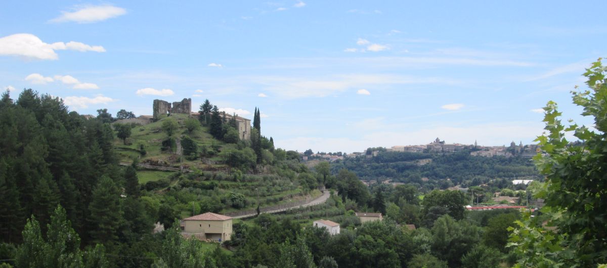 Vue sur Ucel et le château d'Aubenas depuis la Résidence